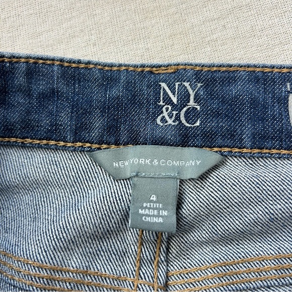 New York & Company PETITE Low Rise Boot Cut Curvy Medium Wash Jeans W - Picture 9 of 10